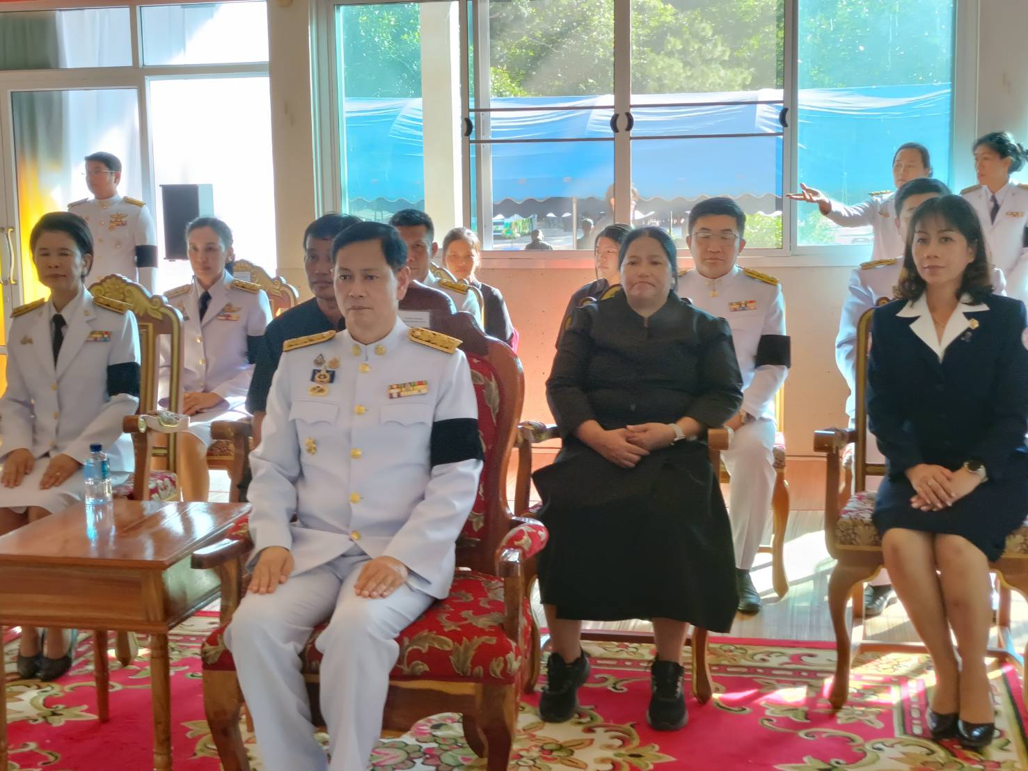 title - พระบาทสมเด็จพระเจ้าอยู่หัว พระราชทานน้ำหลวงอาบศพ และพวงมาลาพระราชทาน ไปวางที่หน้าหีบศพ พลทหารทิวตะวัน พลเยี่ยม วีรบุรุษผู้ปกป้องอธิปไตยชาติ